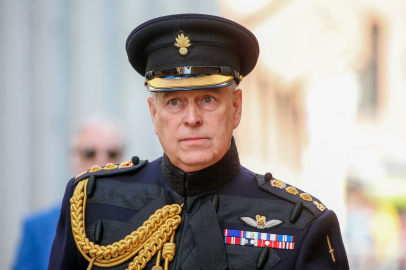 Prens Andrew kraliyet unvanlarından vazgeçti