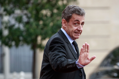 Fransa tarihinde bir ilk: Sarkozy hapse girdi