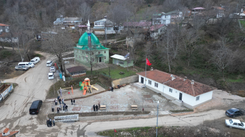İnegöl Belediyesi İclaliye’de meydanı yeniledi