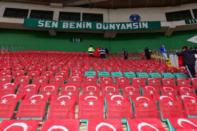 Bursaspor tribünleri Türk bayraklarıyla donatıldı