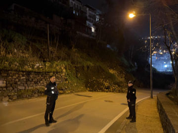 Bursa'da heyelan: Tophane-Muradiye yolu ulaşıma kapandı