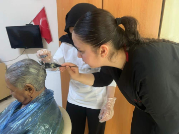 Huzurevindeki yaşlıların bayram bakımı, lise öğrencilerinden
