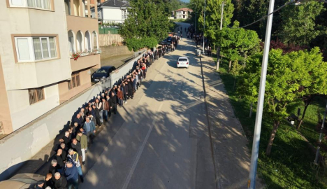 60 yıldır süren gelenek: Bayramlaşmada 1 kilometrelik kuyruk oluştu