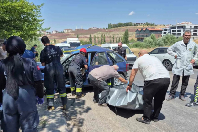 Feci kazada can veren kadının cenazesi sıkıştığı araçtan güçlükle çıkarıldı
