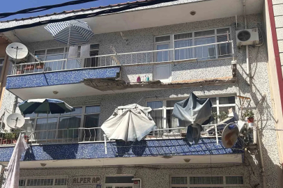 Ümraniye’de 3 katlı binanın balkonu çöktü: 2 araç hasar gördü
