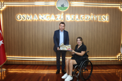 Osmangazi’nin Başarılı Pilotu Kupayı Başkan Aydın’la Paylaştı