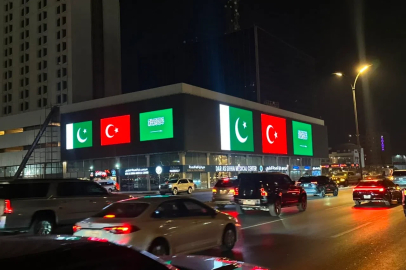 Suudi Arabistan’daki simge yapılar, Türkiye, Pakistan ve Suudi Arabistan bayraklarıyla ışıklandırıldı
