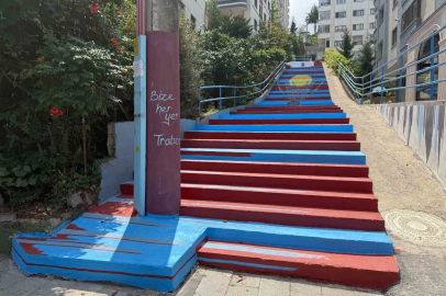 Trabzon’da kaldırımlar bordo maviye boyanıyor
