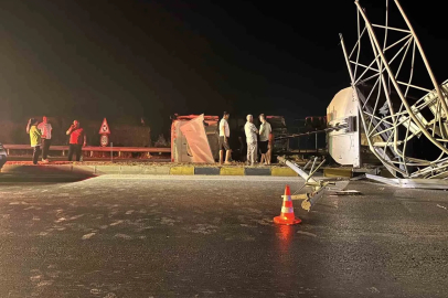 Dorsesi açık unutulan tır levhalara çarparak devrildi
