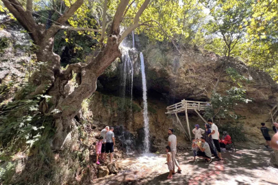 Yaz sıcağından kaçanların adresi Savruk Şelalesi oldu
