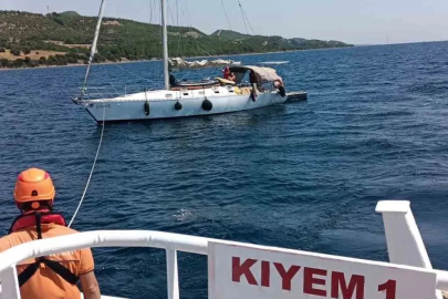 Çanakkale Boğazı’nda sürüklenen tekne kurtarıldı
