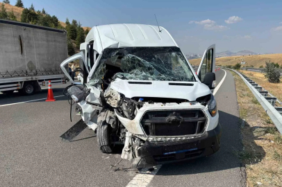 Ankara’da servis aracı tıra arkadan çarptı: 1’i ağır 7 yaralı
