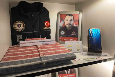 Şehit polis memurunun saçma isabet eden telefonu müzede görenleri duygulandırıyor
