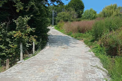 Düzce’de köy yollarında kilit parke çalışmaları sürüyor
