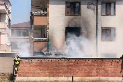 Depoda çıkan yangın apartmanı yakıyordu
