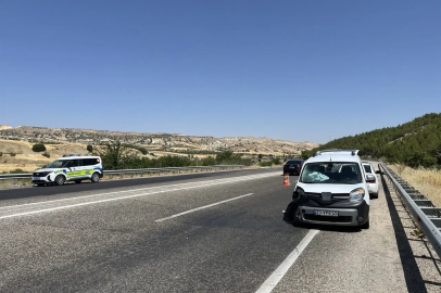 Hafif ticari araç ile otomobil çarpıştı: 5 yaralı
