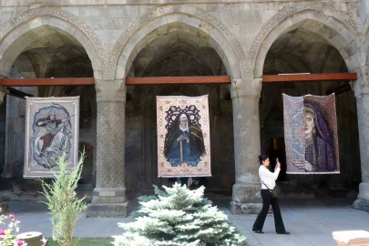 Türkiye’de bir ilki yapıyor: Kilim üzerine fırçasıyla Türk tarihini resmediyor
