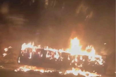 Kuzey Marmara Otoyolunda saman yüklü tır dorsesi alevlere teslim oldu
