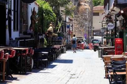 Hava kararınca nüfusunun 100 katını ağırlıyor
