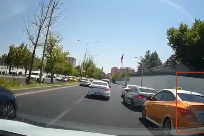 Seyir halindeki motosikletin fren yapan otomobile çarpması kamerada
