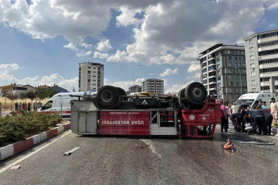 Uşak’ta itfaiye aracı ile kamyon çarpıştı: 2 itfaiye personeli yaralandı
