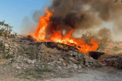 Güzelyurt ilçesinde tarihi ev alev alev yandı
