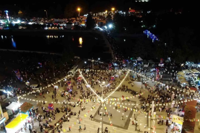 36 bin nüfuslu ilçeye insan seli: Festival sokakları doldurdu, kilometrelerce uzunlukta araç kuyruğu oluştu
