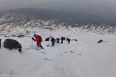 Çevre gönüllüleri Ağrı Dağı’nın zirvesinden doğa için seslendi
