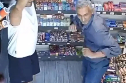 Markette kendini müziğin ritmine kaptıran müşteri ve esnaf kamerada
