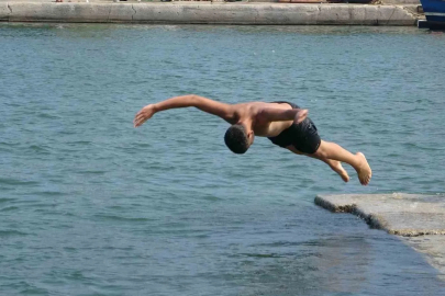Mersin’de sıcak hava ve nem bunalttı
