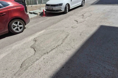 Kurtuluş Mahallesi’ndeki bozuk yollar sürücülere zorluk yaşatıyor
