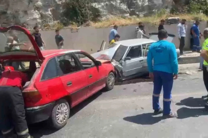 Şanlıurfa’da iki otomobil kafa kafaya çarpıştı: 3 yaralı
