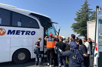 Uşak’ta yolcu otobüsü kamyona arkadan çarptı: 1’i ağır 8 yaralı
