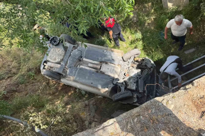 Bayburt’ta düğün aracı dere yatağına düştü
