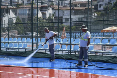 Kuşadası’nda tenis kortları baştan aşağı temizlendi

