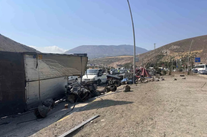 Freni boşalan tır ortalığı savaş alanına çevirdi
