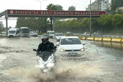 Samsun’da sağanak: Yollar göle döndü
