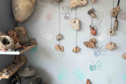 Siirt’te köylüler eski olduğunu düşündüğü taşları ev bahçesinde sergiliyor
