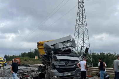 Şile’de korkunç kaza: Çarpışan 2 tır adeta paramparça oldu
