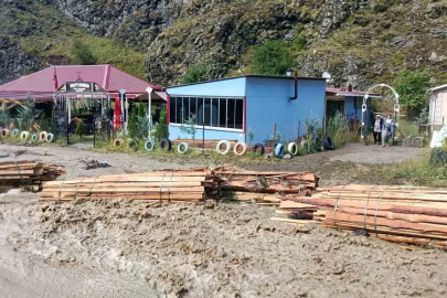 Sağanak yağış Şavşat’ta etkili oldu, cadde ve sokaklar suyla doldu
