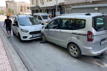 Siirt’te iki hafif ticari araç kafa kafaya çarpıştı: 1 yaralı
