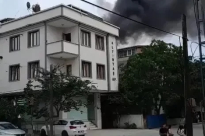 Arnavutköy’de 5 katlı binanın çatısı alev alev yandı
