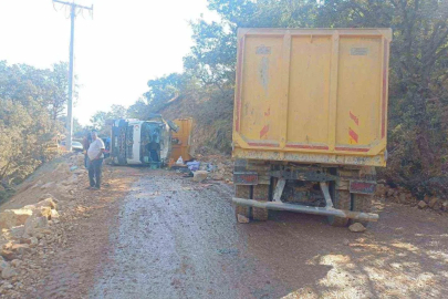 Bilecik’te 2 kamyon kafa kafaya çarpıştı, 2 yaralı
