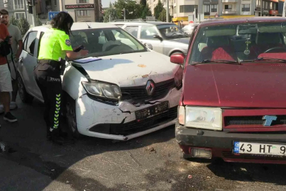 Tavşanlı’da iki otomobil kavşakta çarpıştı: 1 yaralı

