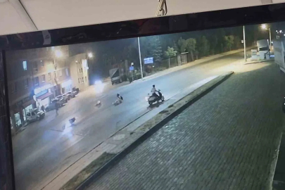 Karşıdan karşıya geçmeye çalışan çocuğa motosikletin çarptığı kaza kamerada
