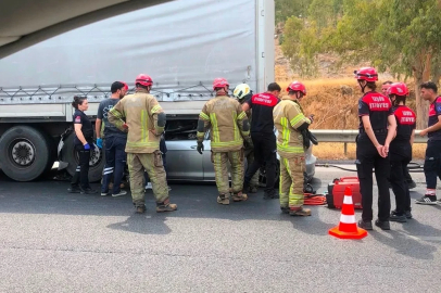 İzmir’de feci kaza: Tıra çarpan otomobilin sürücüsü hayatını kaybetti
