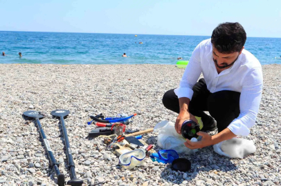 Denizin dibinde buldukları görenleri hayrete düşürüyor: Tatilcilerin denizde kaybettikleri, dalış yapan gencin ganimeti oluyor

