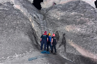 Peribacasının tepesinde mahsur kalan turisti AFAD ekipleri kurtardı
