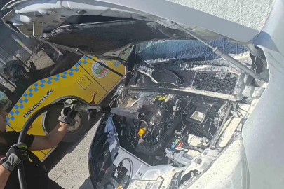 Siirt’te seyir halindeki hafif ticari aracın motoru alev aldı
