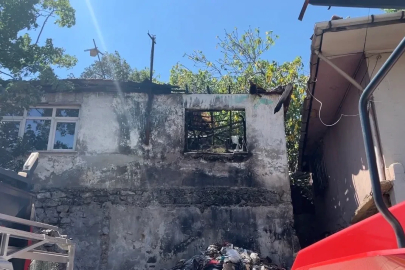 Pendik’te metruk ev yangını yan binaya sıçradı
